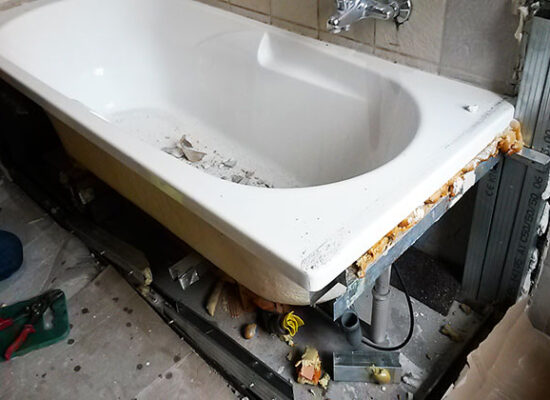 rimozione della vecchia vasca per sostituirla con un piatto doccia